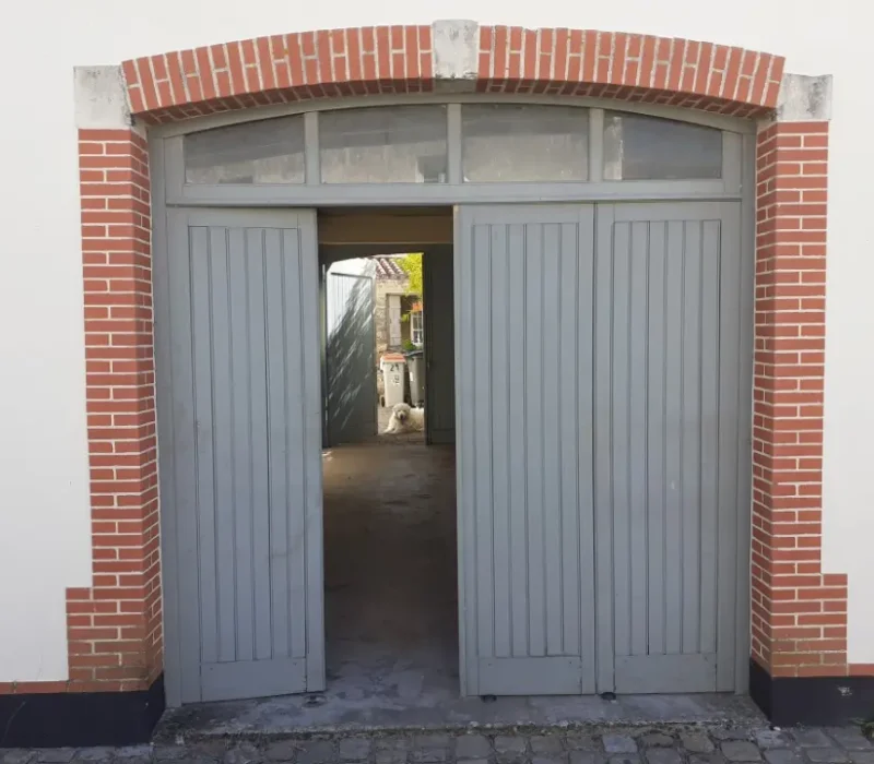 Réalisation de portail de garage par Atelier du bois Menuiserie Charpente, menuisier à La Guérinière